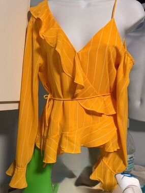 NWT NuRode Asymmetrical Cold
Shoulder Ruffle Blouse - Size Small